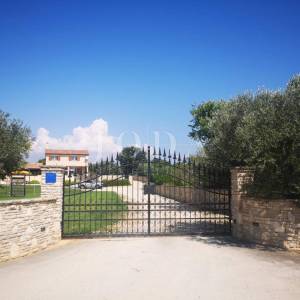Lijepa kuća sa prostranom uređenom okućnicom i bazenom,pogled more FAŽANA