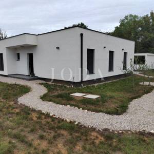 Lijepa moderna prizemnica s bazenom,Kršan