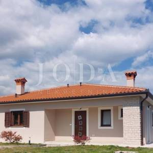 Lijepa prizemnica sa prostranom okućnicom 1900m2,LABIN