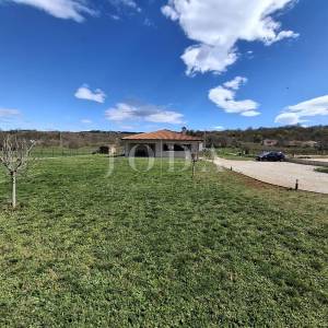 Lijepa prizemnica sa prostranom okućnicom 1900m2,LABIN