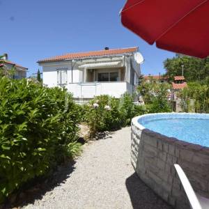 Lijepa samostojeća kuća s velikom uređenom okućnicom, mirna lokacija!