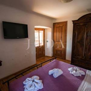 Lijepo adaptirana samostojeća kamena kuća 