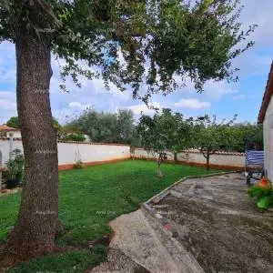 Ližnjan u prodaji  jedna velika i jedna mala kuća.