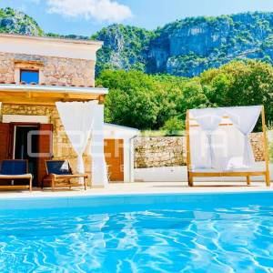 Luksuzna kamena vila u mediteranskom stilu – grijani bazen, terasa, priroda i po