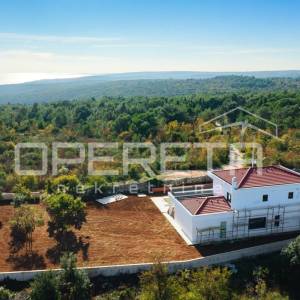 Luksuzna vila s zadivljujućim pogledom na more uronjena u prirodu.