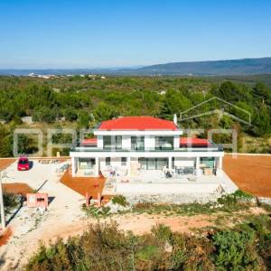 Luksuzna vila s zadivljujućim pogledom na more uronjena u prirodu.