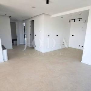 Luksuzni apartman s bazenom i krovnom terasom