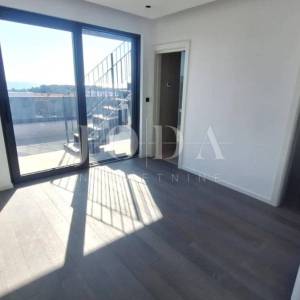Luksuzni apartman s bazenom i krovnom terasom