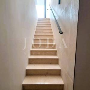Luksuzni apartman s bazenom i krovnom terasom