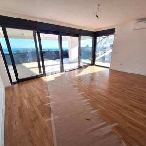 Luksuzni apartman s bazenom i terasom, grad Krk