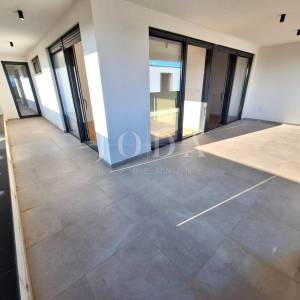 Luksuzni apartman s bazenom i terasom, grad Krk