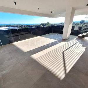 Luksuzni apartman s bazenom i terasom, grad Krk