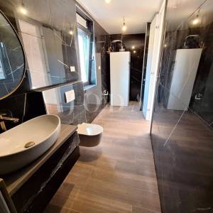 Luksuzni apartman s bazenom i terasom, grad Krk