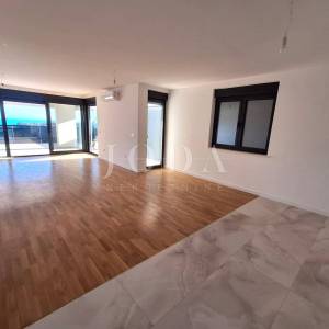 Luksuzni apartman s bazenom i terasom, grad Krk