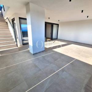 Luksuzni apartman s bazenom i terasom, grad Krk