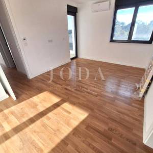Luksuzni apartman s bazenom i terasom, grad Krk