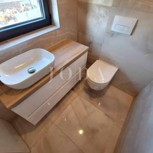 Luksuzni apartman s bazenom i terasom, grad Krk