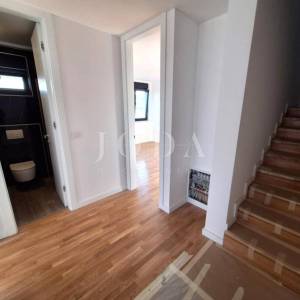 Luksuzni apartman s bazenom i terasom, grad Krk