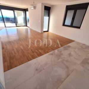 Luksuzni apartman s bazenom i terasom, grad Krk
