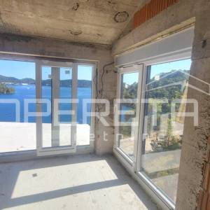 Luksuzni dvoetažni stan na Lastovu s pogledom na more