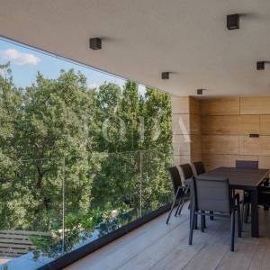 Luksuzni penthouse s bazenom i pogledom na more