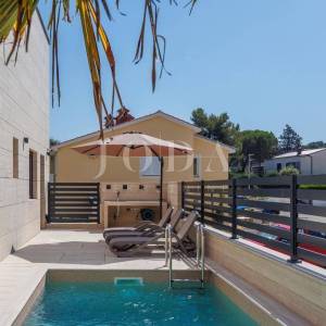 Luksuzni penthouse s bazenom i pogledom na more