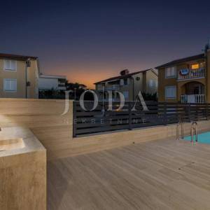 Luksuzni penthouse s bazenom i pogledom na more