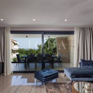 Luksuzni penthouse s bazenom i pogledom na more