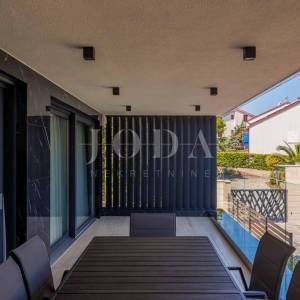 Luksuzni penthouse s bazenom i pogledom na more