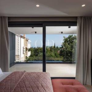 Luksuzni penthouse s bazenom i pogledom na more