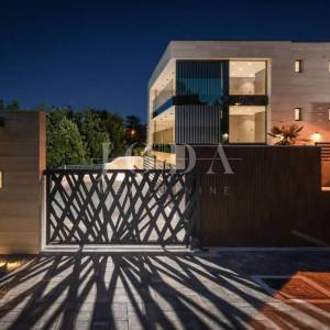 Luksuzni penthouse s bazenom i pogledom na more