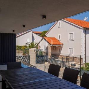 Luksuzni penthouse s bazenom i pogledom na more