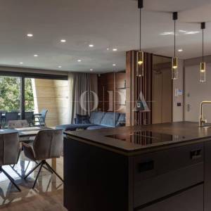 Luksuzni penthouse s bazenom i pogledom na more