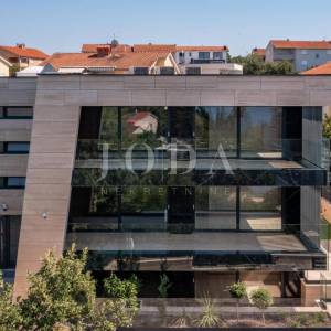 Luksuzni penthouse s bazenom i pogledom na more