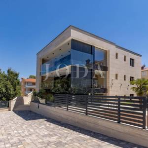 Luksuzni penthouse s bazenom i pogledom na more