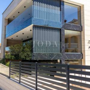 Luksuzni penthouse s bazenom i pogledom na more