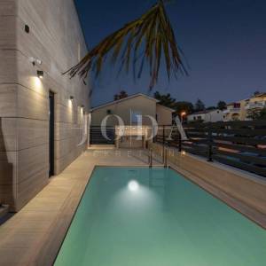 Luksuzni penthouse s bazenom i pogledom na more