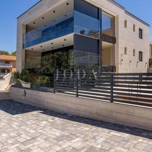 Luksuzni penthouse s bazenom i pogledom na more