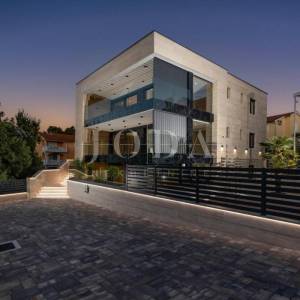 Luksuzni penthouse s bazenom i pogledom na more