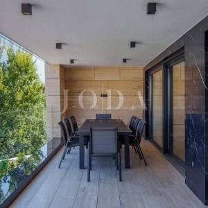Luksuzni penthouse s bazenom i pogledom na more