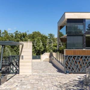 Luksuzni penthouse s bazenom i pogledom na more