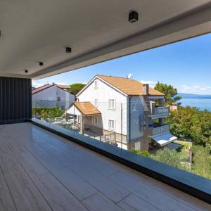 Luksuzni stan s bazenom u blizini plaže, Malinska