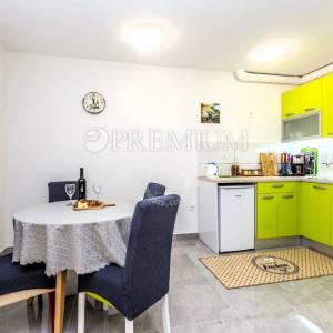 Malinska – apartman s okućnicom, 900 m od mora!
