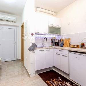 Malinska, apartman s uređenom okućnicom i parkingom!