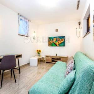 Malinska, apartman s uređenom okućnicom i parkingom!