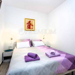 Malinska, apartman s uređenom okućnicom i parkingom!