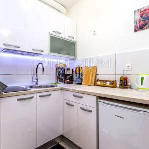 Malinska, apartman s uređenom okućnicom i parkingom!