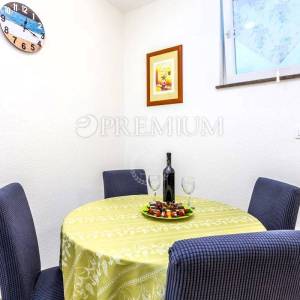 Malinska, apartman s uređenom okućnicom i parkingom!