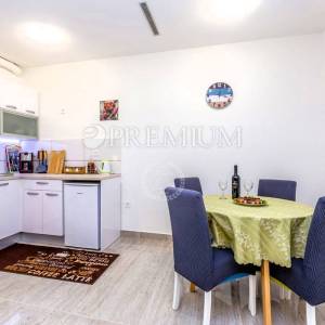 Malinska, apartman s uređenom okućnicom i parkingom!