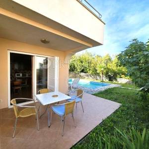 Malinska, apartman u prizemlju s bazenom, 150m od mora!